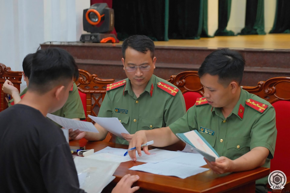 Cán bộ quản lí nhiệt tình hỗ trợ các thủ tục nhập học cho khoá D56.