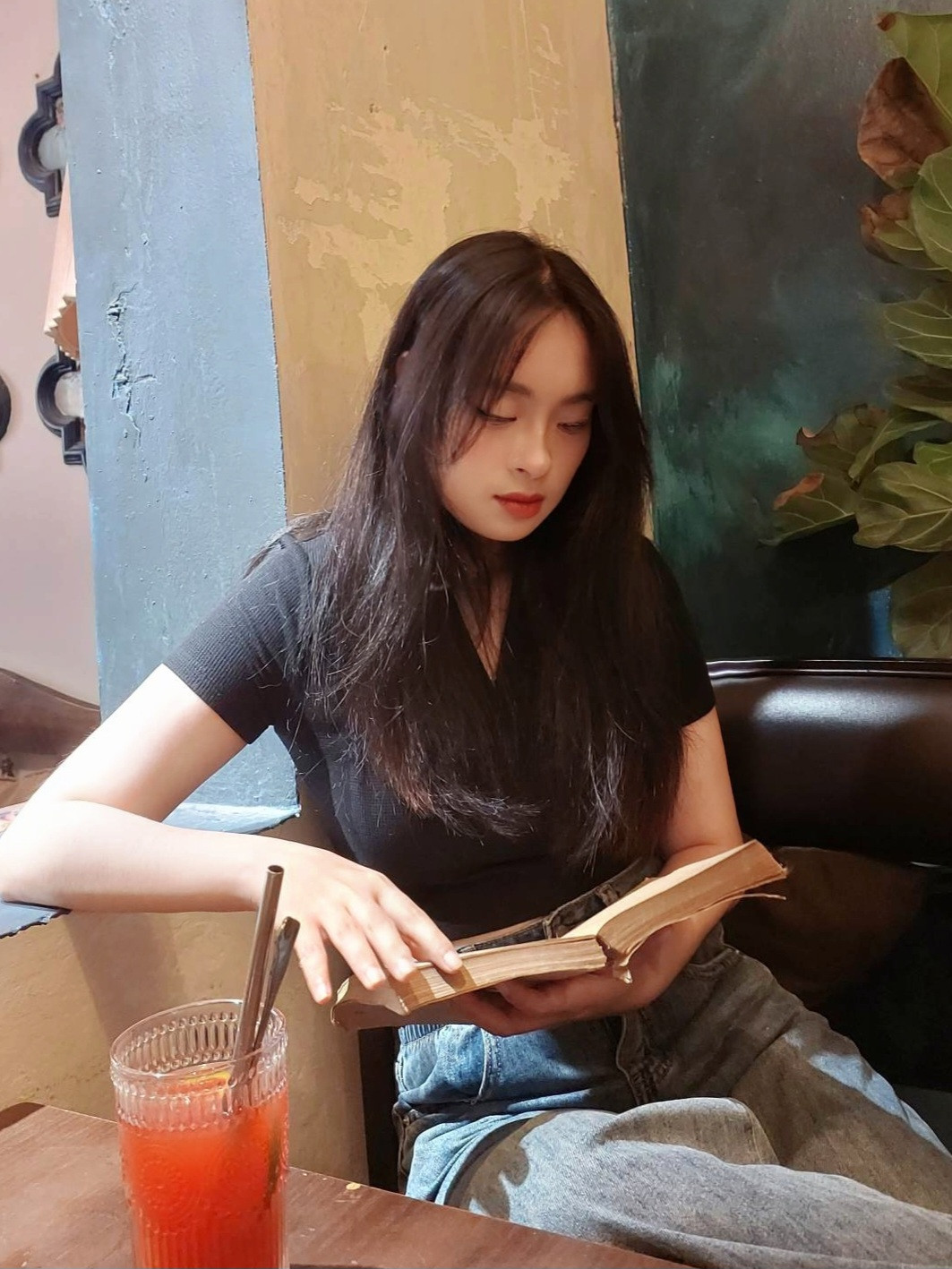 Minh Hằng đang trải qua một quãng thời gian khó khăn vì overthinking. Minh Hằng đang trải qua một quãng thời gian khó khăn vì overthinking.