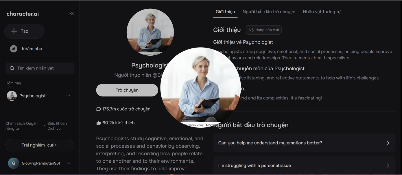 Nhân vật Psychologist xuất hiện với hình ảnh một người phụ nữ mặc áo sơ mi xanh, mái tóc ngắn màu vàng, ngồi trên một chiếc ghế dài với tư thế nghiêng về phía trước, tạo cảm giác như đang chăm chú lắng nghe. (Ảnh chụp màn hình)