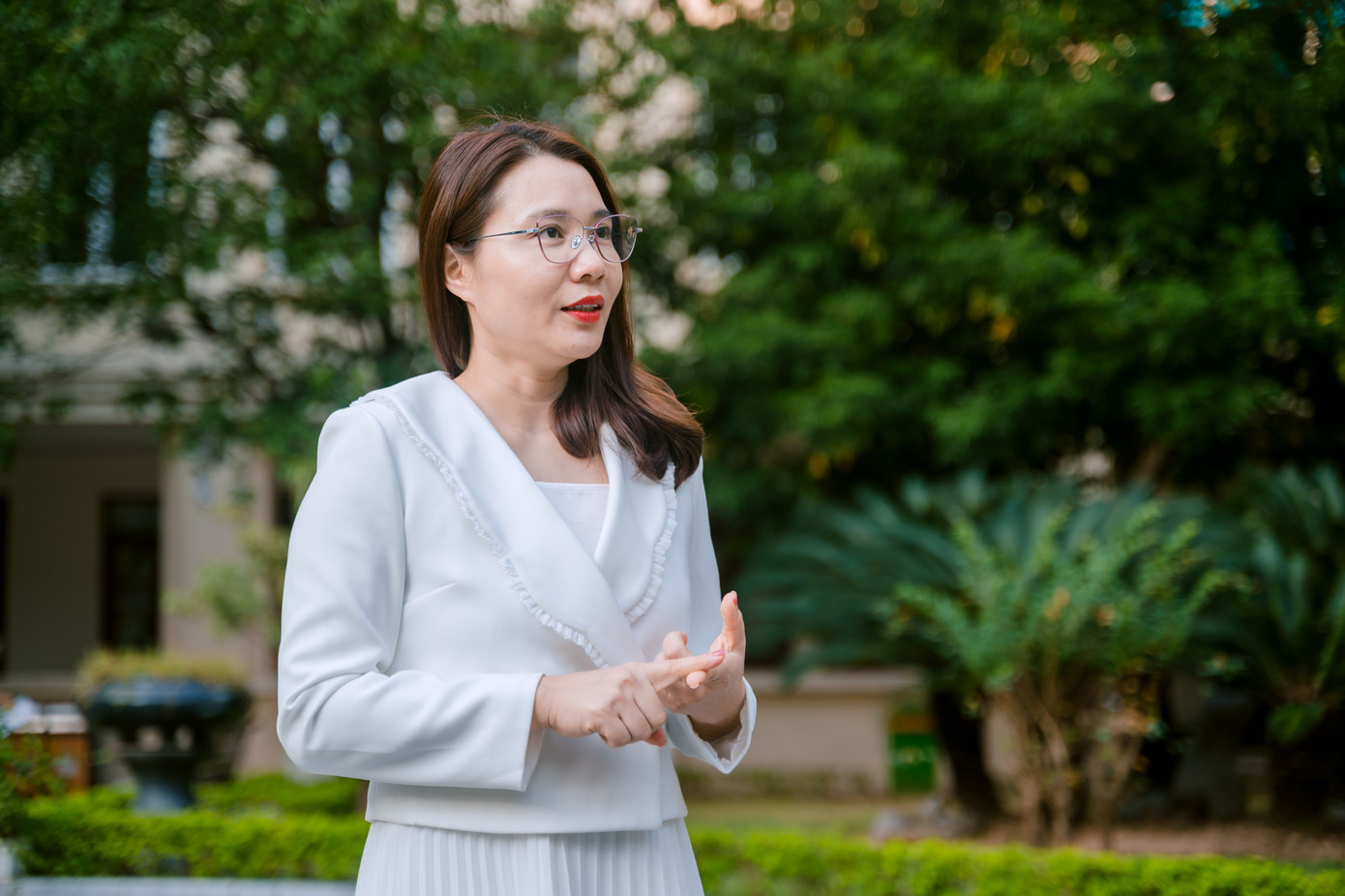 Tiến sĩ Lê Thu Hà nhận định rằng, việc kết hợp cả hai kênh online và offline là giải pháp tối ưu giúp gắn kết mối quan hệ thầy và trò. Tiến sĩ Lê Thu Hà nhận định rằng, việc kết hợp cả hai kênh online và offline là giải pháp tối ưu giúp gắn kết mối quan hệ thầy và trò.