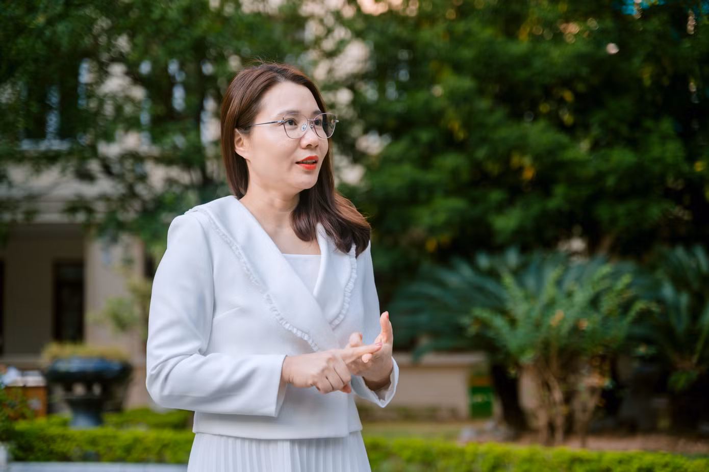 TS. Lê Thu Hà: "Sự ngưỡng mộ chỉ trở nên đẹp khi nó đi kèm với nhận thức, văn hóa ứng xử và giới hạn rõ ràng giữa công chúng và cá nhân được ngưỡng mộ".
