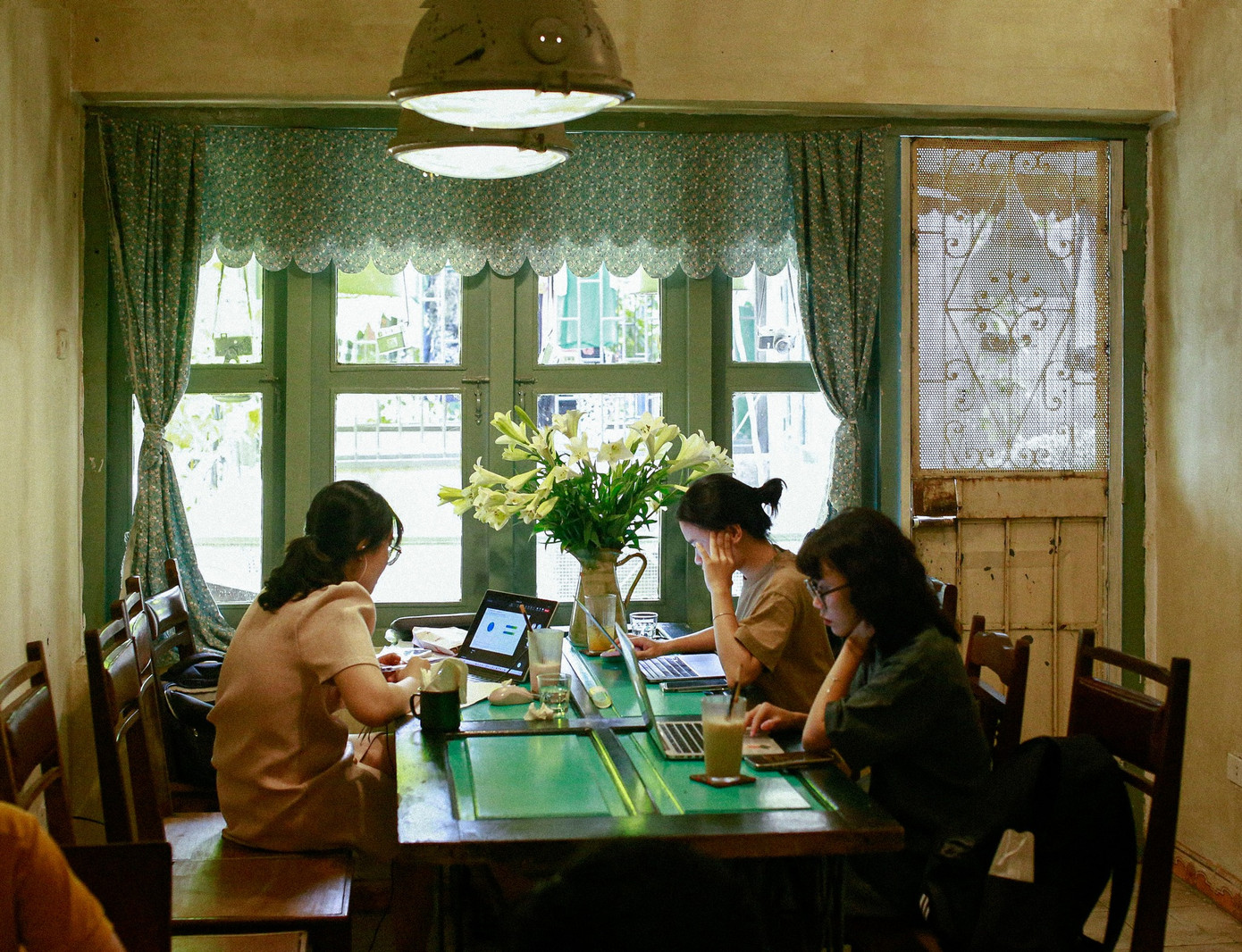 Nhiều bạn trẻ cho rằng mặc dù không yêu cầu yên tĩnh tuyệt đối, nhưng nhiều người cần giữ ý thức ở không gian chung. (Ảnh: Tiệm Cà Phê Thư Báo) Nhiều bạn trẻ cho rằng mặc dù không yêu cầu yên tĩnh tuyệt đối, nhưng nhiều người cần giữ ý thức ở không gian chung. (Ảnh: Tiệm Cà Phê Thư Báo)