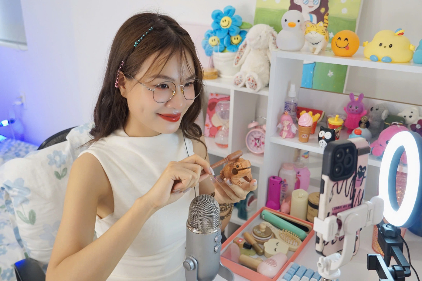 Ngọc Minh tạo âm thanh ASMR trên các phiên livestream để giúp người xem ngủ ngon. (Ảnh: NVCC) Ngọc Minh tạo âm thanh ASMR trên các phiên livestream để giúp người xem ngủ ngon. (Ảnh: NVCC)