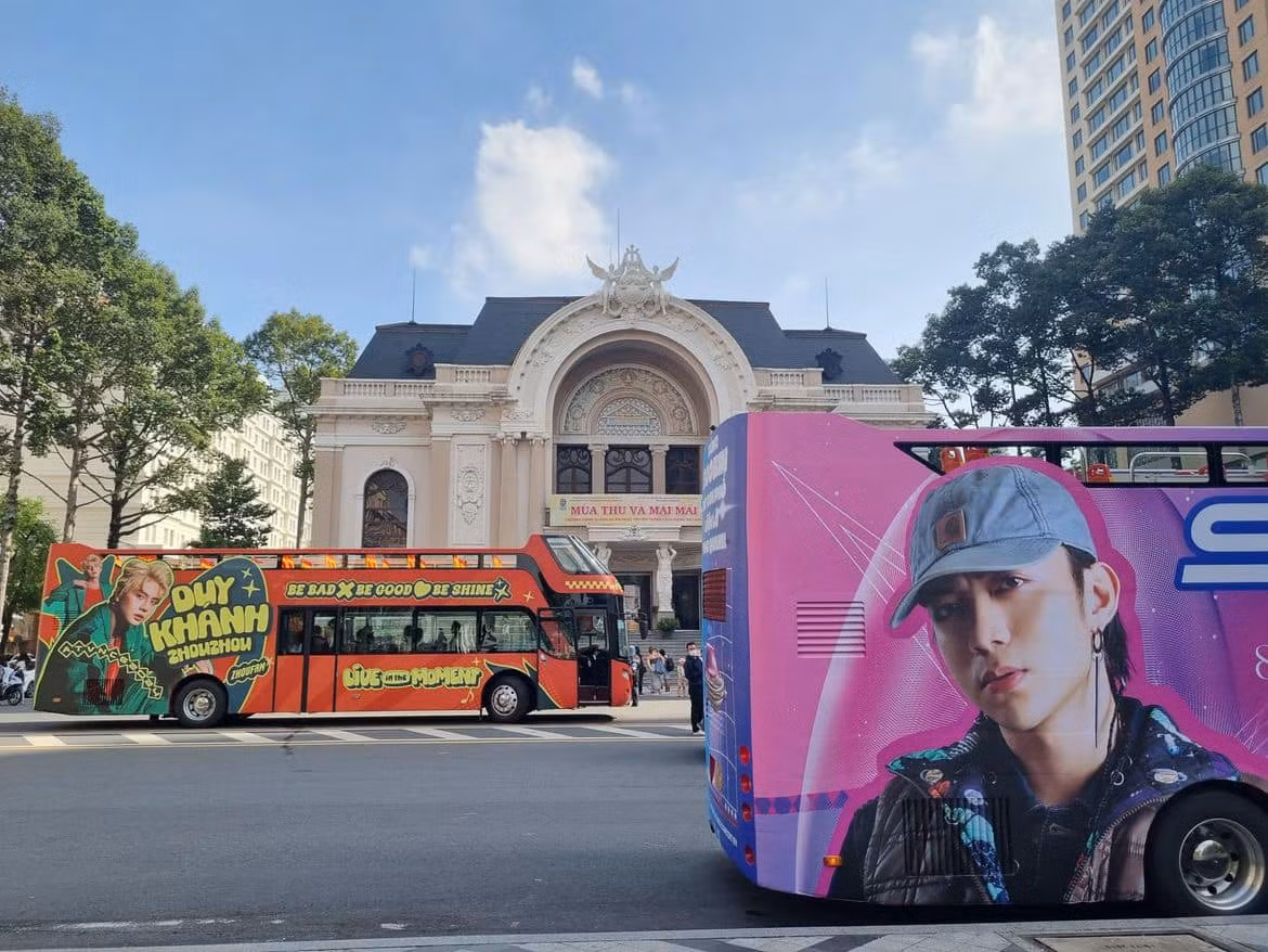 Fan 2 "anh tài" SOOBIN, Duy Khánh quảng bá idol bằng xe buýt 2 tầng. Fan 2 "anh tài" SOOBIN, Duy Khánh quảng bá idol bằng xe buýt 2 tầng.