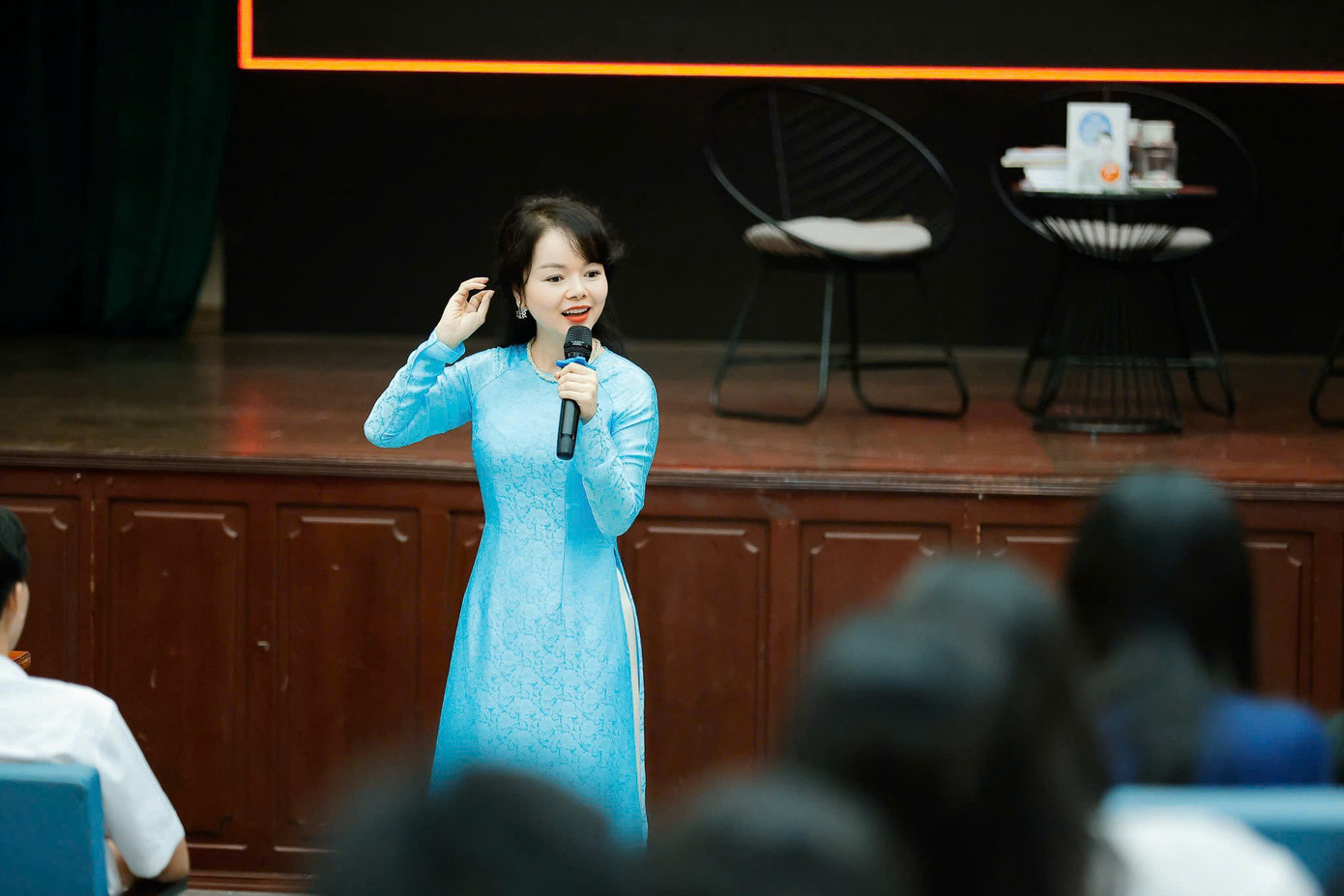 Bà Tống Liên Anh trò chuyện với sinh viên Học viện Ngoại giao. Bà Tống Liên Anh trò chuyện với sinh viên Học viện Ngoại giao.