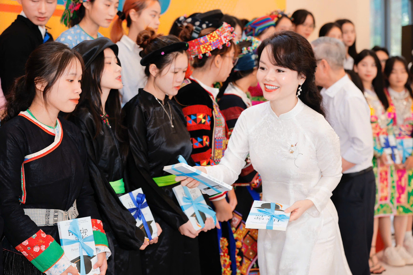 Chuyên gia giáo dục Tống Liên Anh tặng sách Học tập suốt đời cho các sinh viên Mèo Vạc, Hà Giang. Chuyên gia giáo dục Tống Liên Anh tặng sách Học tập suốt đời cho các sinh viên Mèo Vạc, Hà Giang.