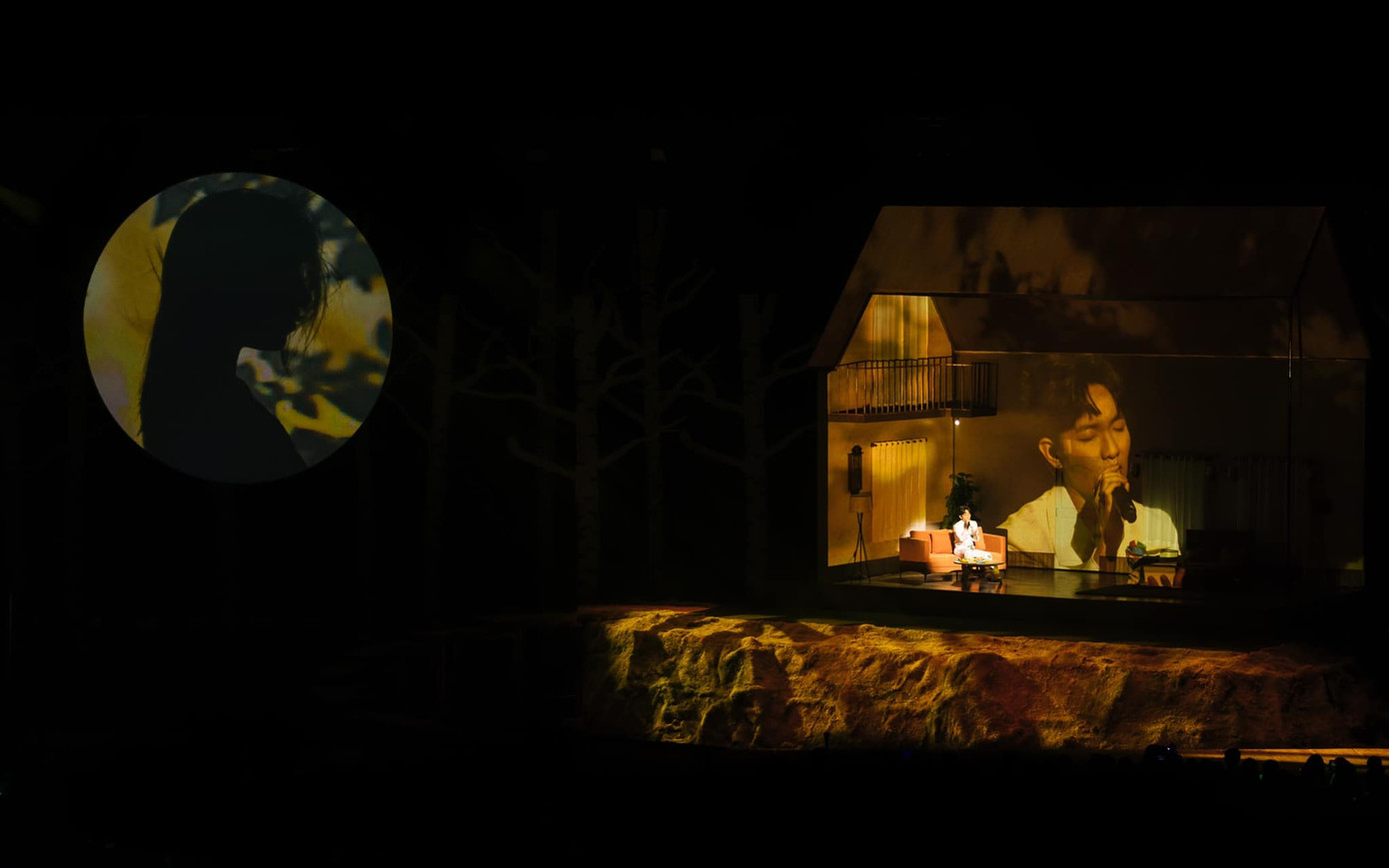 Concert "Yên" của nam ca sĩ Hoàng Dũng thể hiện độ chịu chi "khủng" với hình ảnh ngôi nhà xoay 360 độ. (Ảnh; Fanpage Hoàng Dũng) Concert "Yên" của nam ca sĩ Hoàng Dũng thể hiện độ chịu chi "khủng" với hình ảnh ngôi nhà xoay 360 độ. (Ảnh; Fanpage Hoàng Dũng)