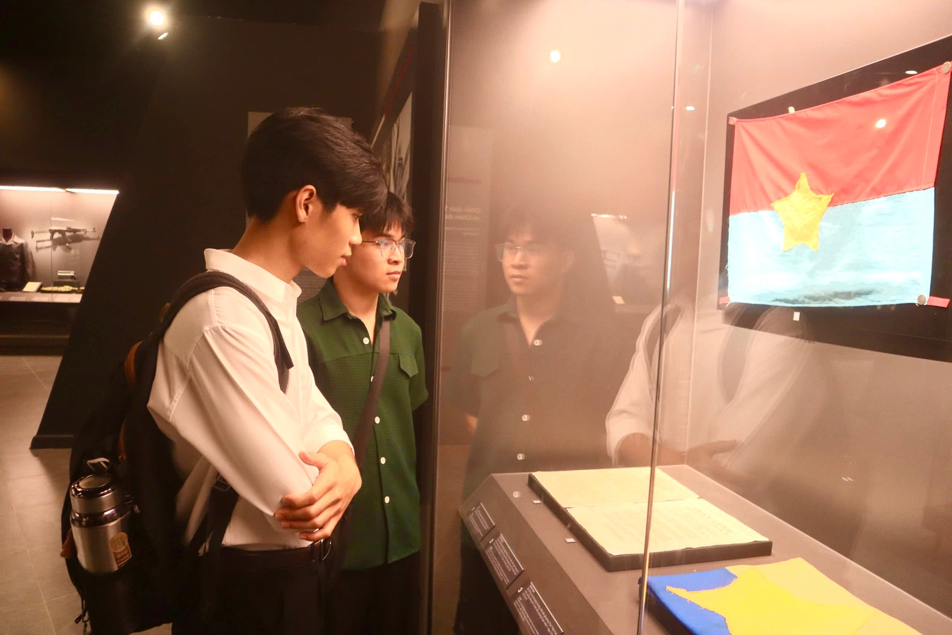 Đình Chính (áo trắng) say mê với những trang sử được tái hiện qua các hiện vật.