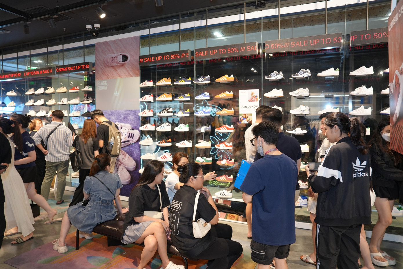 Theo chị Lan, tâm lý ‘săn sale’ thực chất là hiệu ứng tâm lý ‘sợ bỏ lỡ’ (FOMO), khiến người tiêu dùng có cảm giác rằng nếu không mua ngay, họ sẽ bỏ lỡ một món hời. (Ảnh: NVCC) Theo chị Lan, tâm lý ‘săn sale’ thực chất là hiệu ứng tâm lý ‘sợ bỏ lỡ’ (FOMO), khiến người tiêu dùng có cảm giác rằng nếu không mua ngay, họ sẽ bỏ lỡ một món hời. (Ảnh: NVCC)