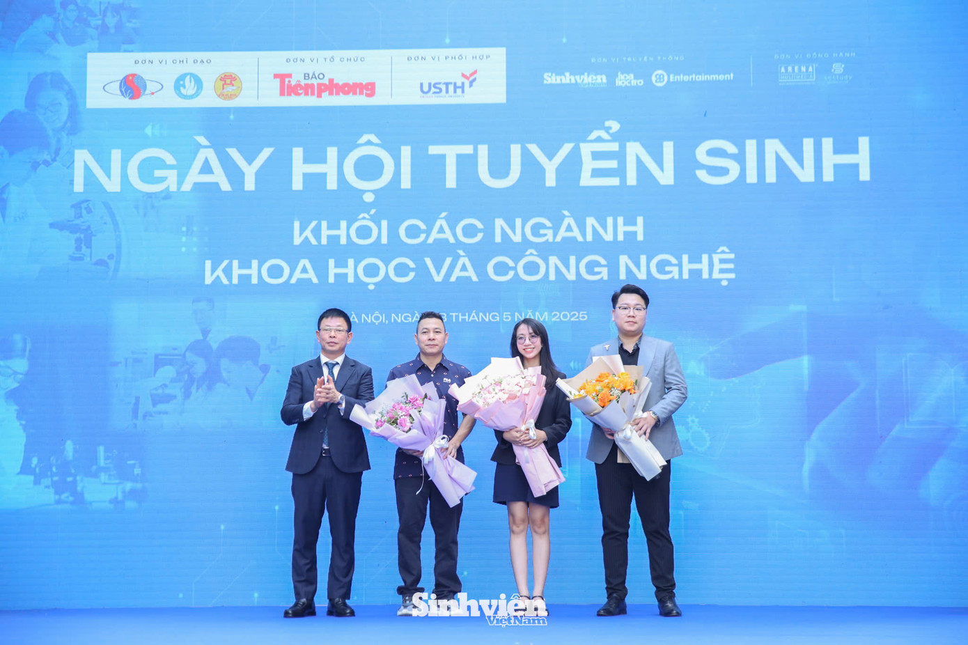 Đại diện Ban tổ chức tặng hoa cho các diễn giả, khách mời, các đơn vị tài trợ, đồng hành.