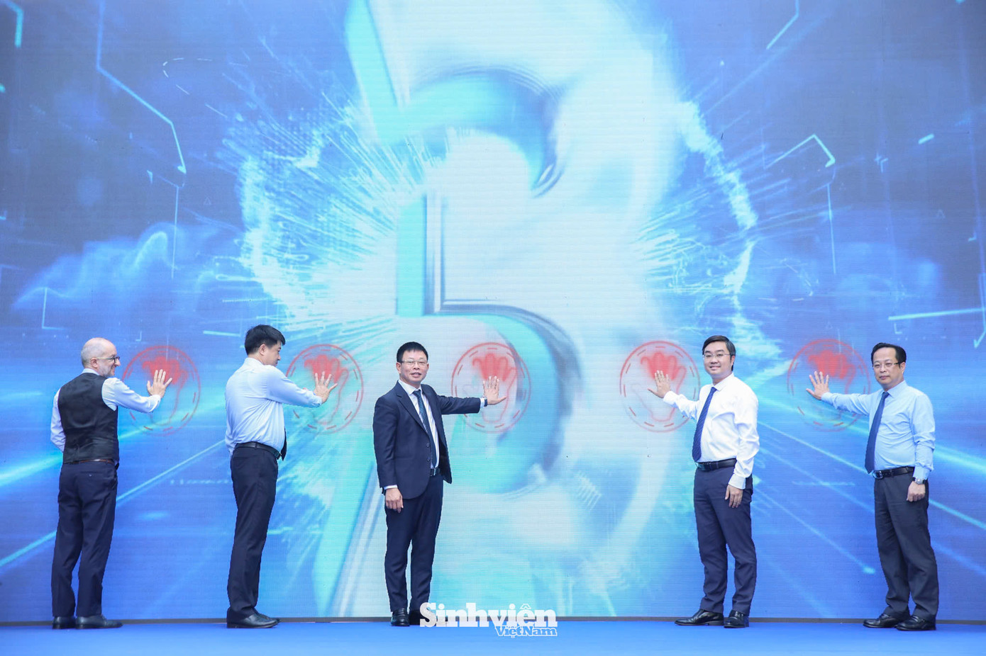 Nghi thức ấn nút đánh dấu chính thức khai mạc ngày hội.