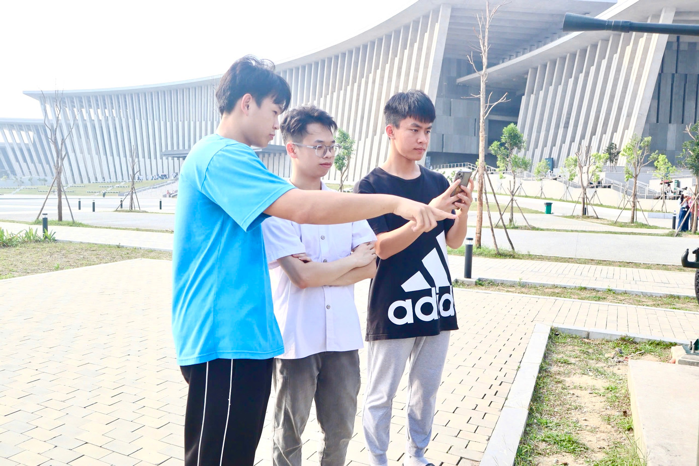 Anh Nguyên (ngoài cùng, áo đen) chăm chú cùng các bạn đọc thông tin về các hiện vật lịch sử tại Bảo tàng.