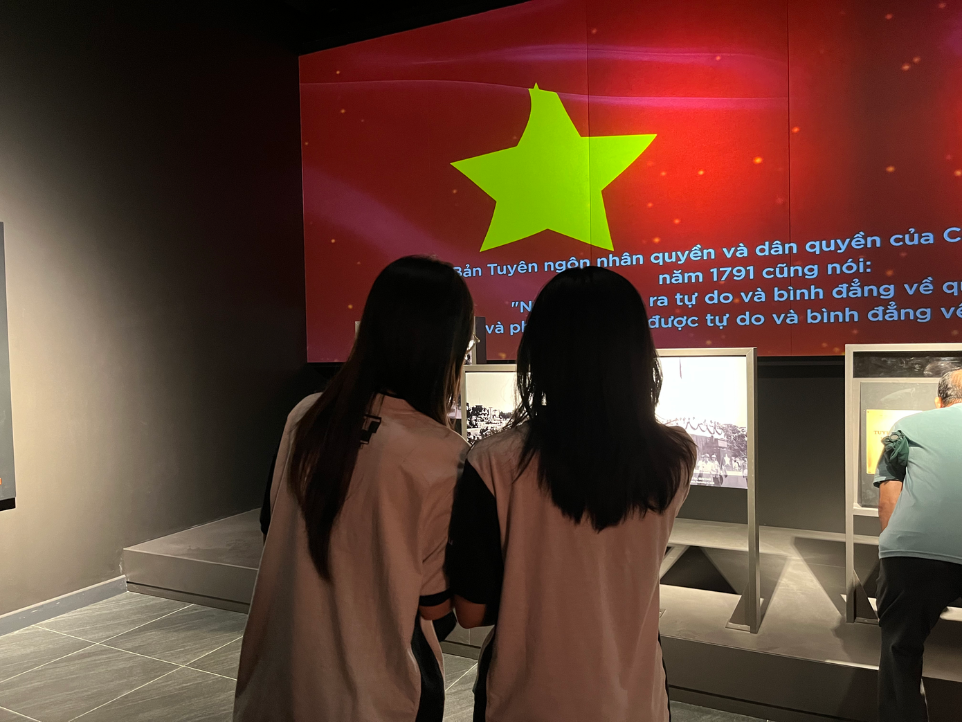 Thu Hà và Thanh Mai đang tham quan bảo tàng.