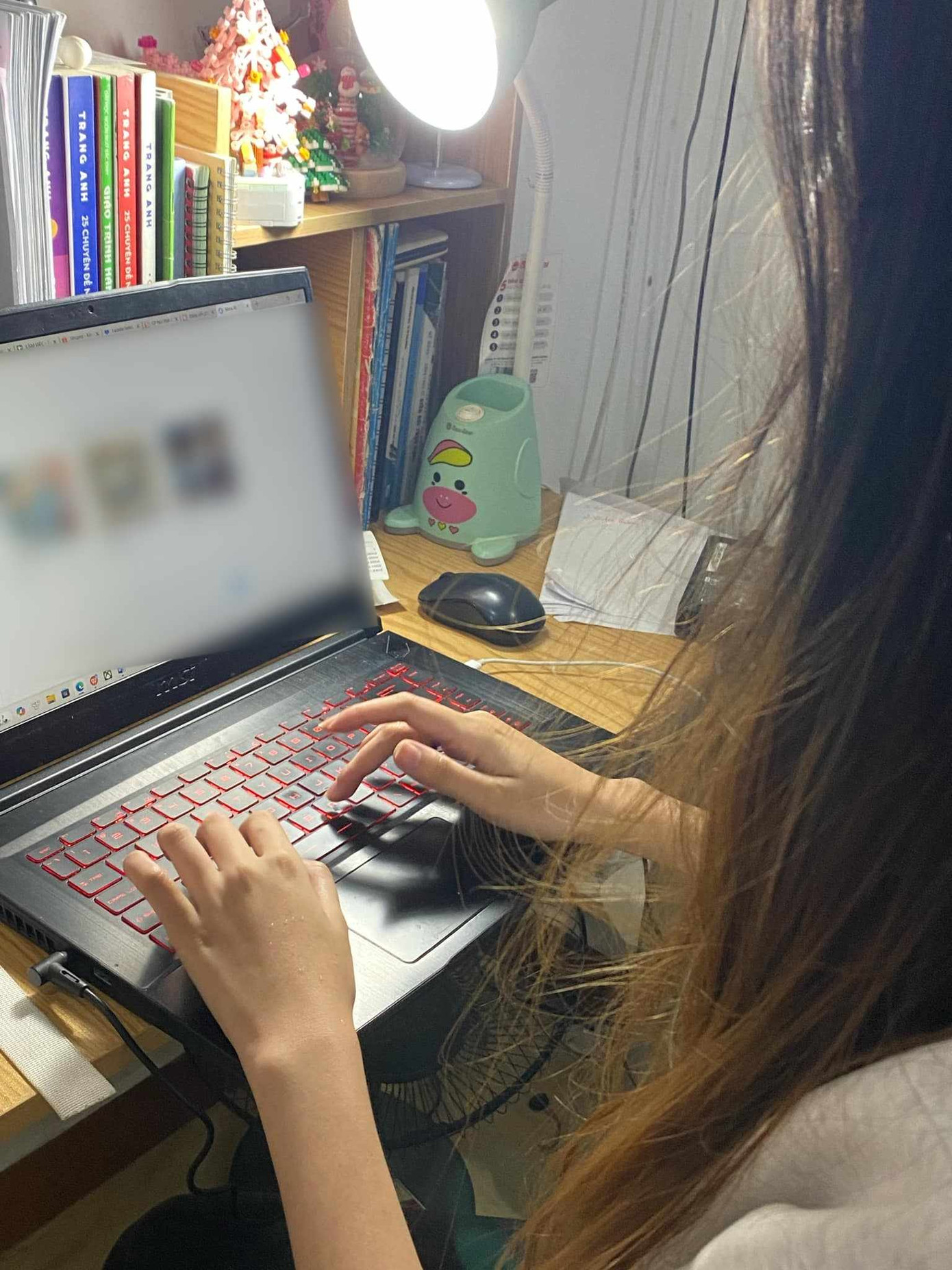 Minh Thư ám ảnh với email. (Ảnh: NVCC)