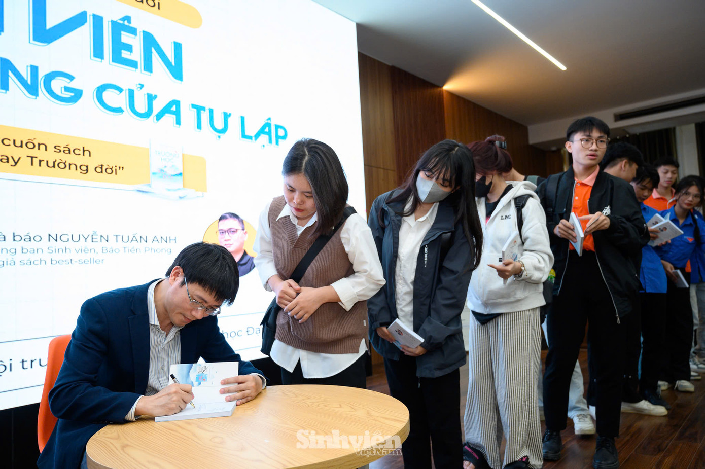 Tác giả, nhà báo Nguyễn Tuấn Anh ký tặng cuốn sách "Trường học hay Trường đời" cho sinh viên Trường Đại học Đại Nam. Tác giả, nhà báo Nguyễn Tuấn Anh ký tặng cuốn sách "Trường học hay Trường đời" cho sinh viên Trường Đại học Đại Nam.