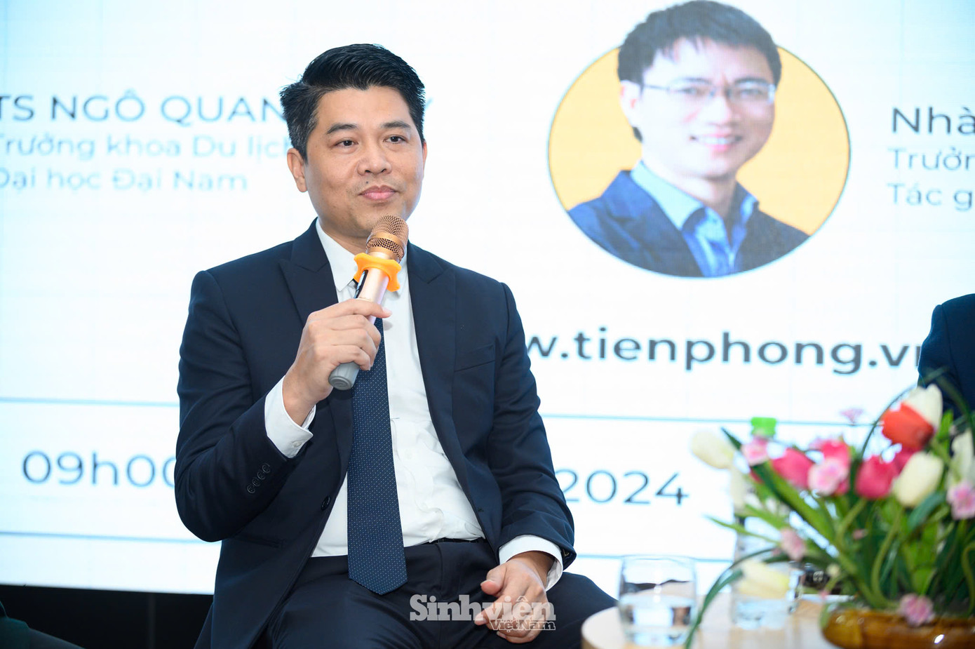 TS. Ngô Quang Duy cho biết 5 phẩm chất cần có của một sinh viên ngành Du lịch: Biết cười, Chân thành, Khiêm tốn, Tốc độ, Thông minh. TS. Ngô Quang Duy cho biết 5 phẩm chất cần có của một sinh viên ngành Du lịch: Biết cười, Chân thành, Khiêm tốn, Tốc độ, Thông minh.