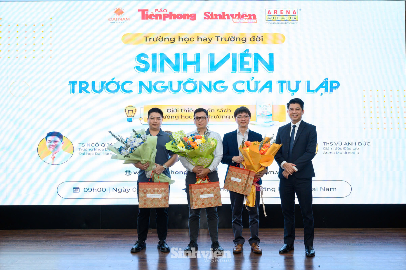 TS. Ngô Quang Duy (ngoài cùng bên phải) - Trưởng Khoa Du lịch Trường Đại học Đại Nam tặng hoa cảm ơn các đơn vị đồng tổ chức và các diễn giả. TS. Ngô Quang Duy (ngoài cùng bên phải) - Trưởng Khoa Du lịch Trường Đại học Đại Nam tặng hoa cảm ơn các đơn vị đồng tổ chức và các diễn giả.