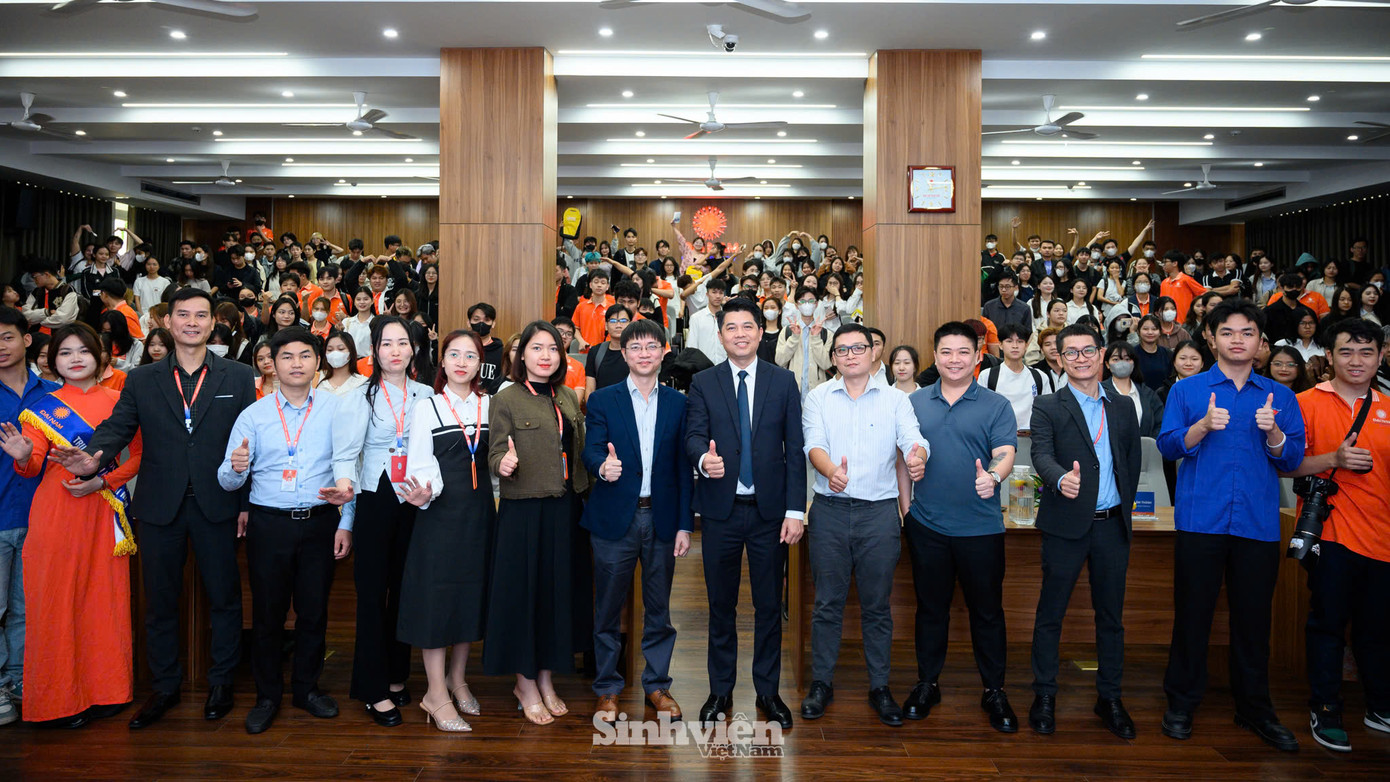 Các diễn giả và đại diện các đơn vị tổ chức check-in cùng hàng trăm tân sinh viên tham dự chương trình. Các diễn giả và đại diện các đơn vị tổ chức check-in cùng hàng trăm tân sinh viên tham dự chương trình.