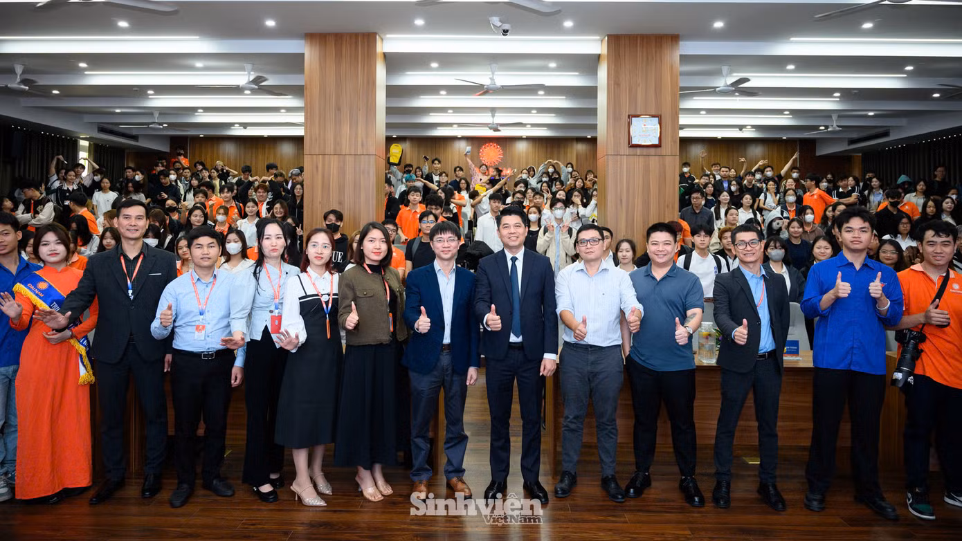 Các diễn giả và đại diện các đơn vị tổ chức check-in cùng hàng trăm tân sinh viên tham dự chương trình.
