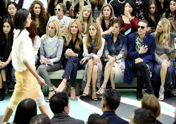 Triệu Vy, Go So Young phong cách ở London ảnh 8