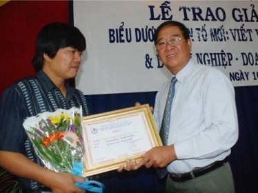 Nhà báo Hoàng Hùng (trái) trong lần nhận giải báo chí năm 2010. Nguồn: Người lao động. Nhà báo Hoàng Hùng (trái) trong lần nhận giải báo chí năm 2010. Nguồn: Người lao động