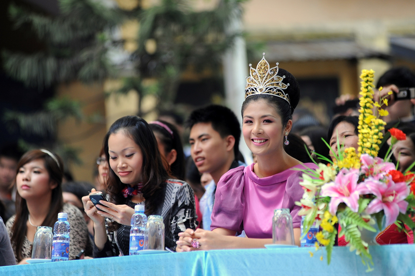 Ngọc Hân trong vai trò Ban giám khảo cuộc thi Nữ sinh thanh lịch của trường PTTH Trần Nhân Tông