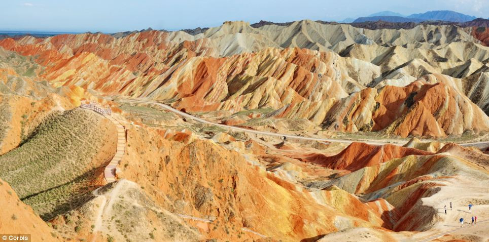 Hình thành những con đường trên ngọn núi màu sắc sặc sỡ này