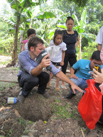 Điều tra hàm lượng chì trong đất ở thôn Đông Mai ngày 13/8/2013. Ảnh: Nguyễn Hoài. Điều tra hàm lượng chì trong đất ở thôn Đông Mai ngày 13/8/2013. Ảnh: Nguyễn Hoài