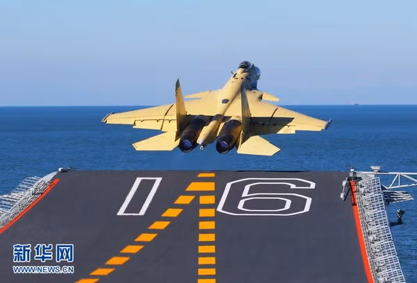 Tiêm kích J-15 nhái Su-33 của Nga tập cất hạ cánh trên tàu sân bay Liêu Ninh. Tiêm kích J-15 nhái Su-33 của Nga tập cất hạ cánh trên tàu sân bay Liêu Ninh