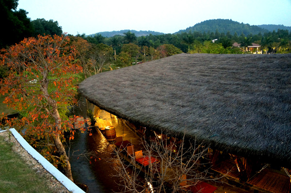 Căn nhà tre trúc với mái lợp cỏ