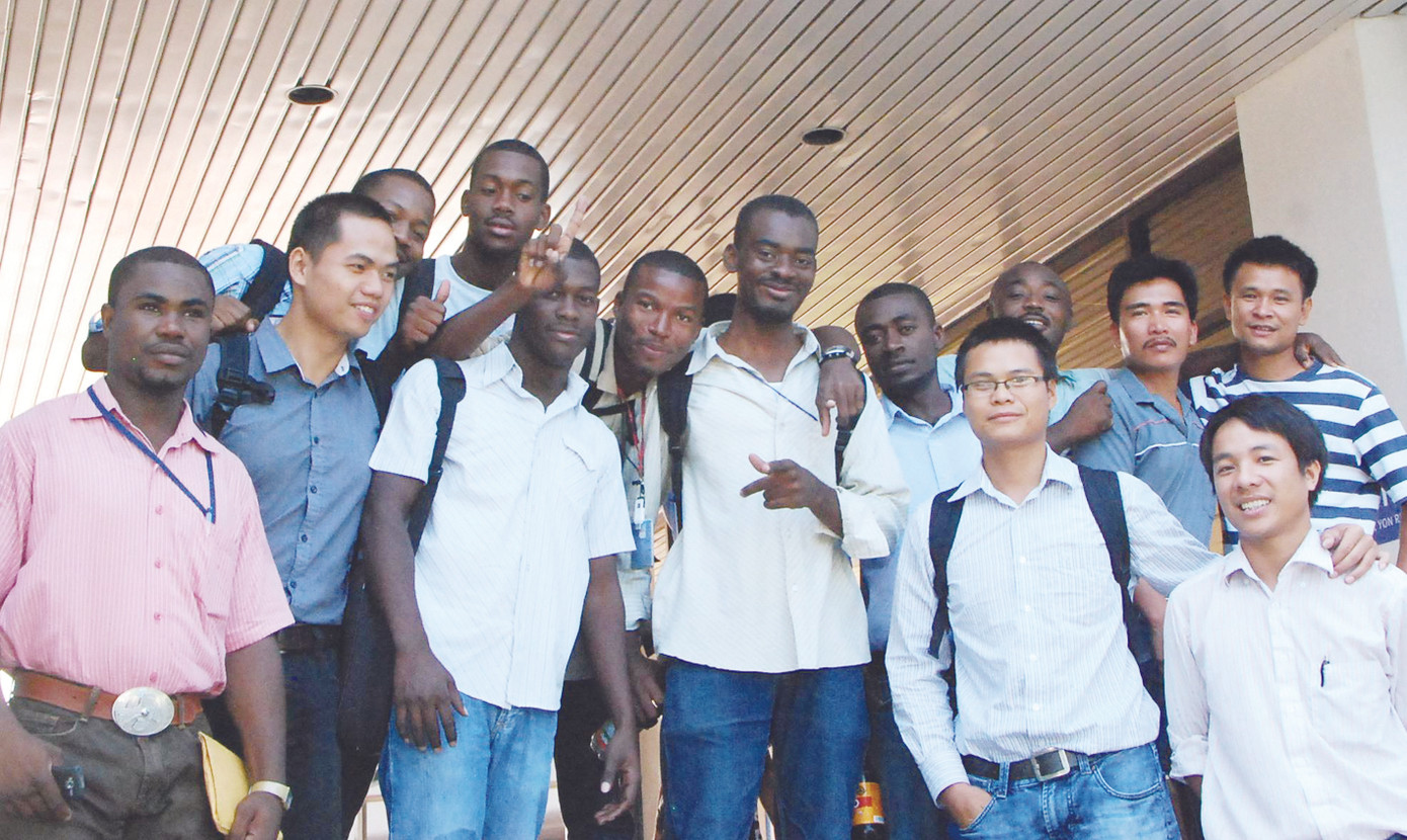 Những người thợ Viettel và Haiti. Ảnh: Xuân Ba. Những người thợ Viettel và Haiti. Ảnh: Xuân Ba