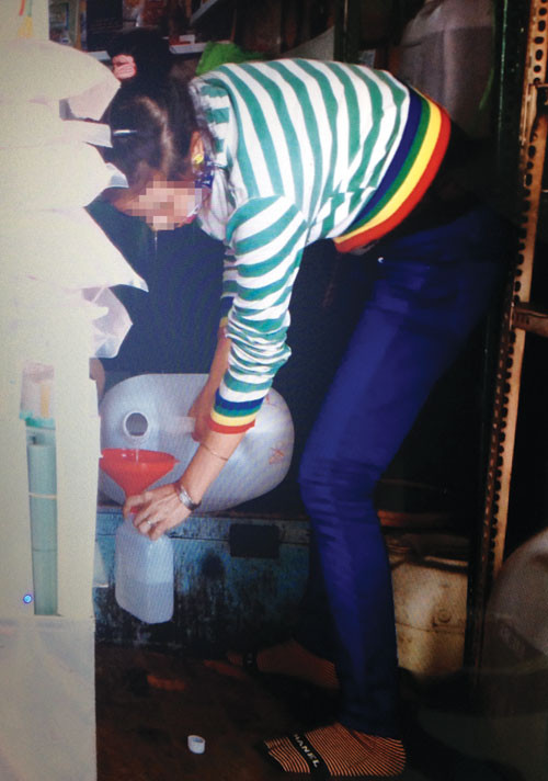 Hỏi mua hóa chất về pha chế rượu, nhân viên cửa hàng hóa chất M.H rót cồn bán cho khách. Hỏi mua hóa chất về pha chế rượu, nhân viên cửa hàng hóa chất M.H rót cồn bán cho khách