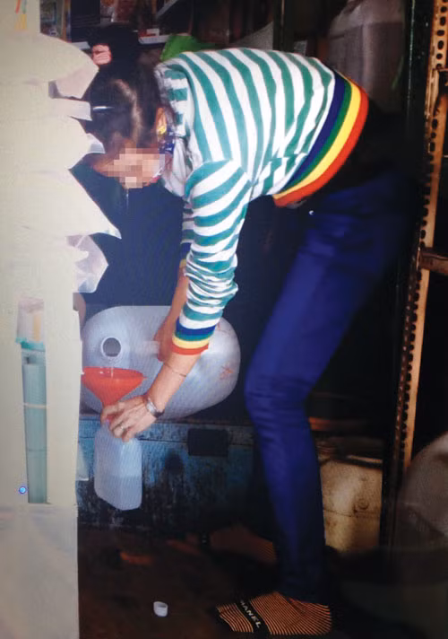 Hỏi mua hóa chất về pha chế rượu, nhân viên cửa hàng hóa chất M.H rót cồn bán cho khách