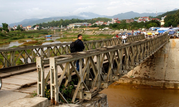Cầu Mường Thanh nối đôi bờ dòng Nậm Rốm là di tích lịch sử nối liền quá khứ và hiện tại