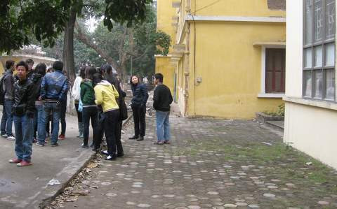 Tòa nhà E, nơi nữ sinh T. rơi từ trên tầng 7 xuống