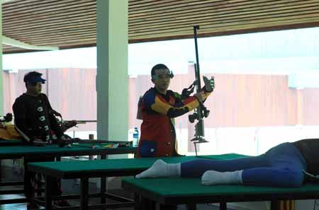 Xạ thủ Thành Đạt mang về tấm HCV SEA Games 27 đầu tiên cho đội tuyển bắn súng Việt Nam. Ảnh: Tường Vũ