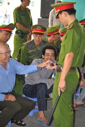 Đông nghẹt người theo dõi xử giang hồ Phú Quốc ảnh 3