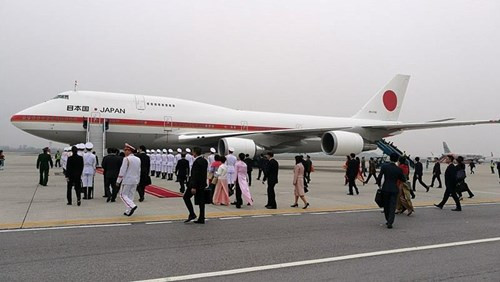 Video hot: Siêu trộm trùm áo mưa đột nhập công ty bị bắt quả tang ảnh 3