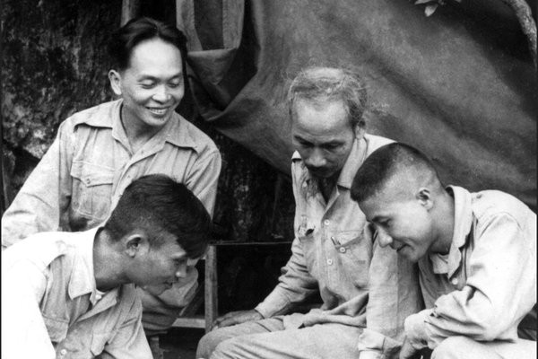 Đại tướng Võ Nguyên Giáp chụp ảnh cùng lãnh tụ Hồ Chí Minh năm 1950