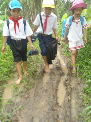 Học sinh ở kênh Đầu Ngàn đi học trên con đường lầy lội. Ảnh: hòa hội. Học sinh ở kênh Đầu Ngàn đi học trên con đường lầy lội. Ảnh: hòa hội