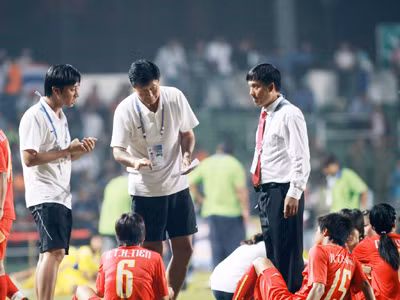 HLV Trần Vân Phát (giữa) đã cùng ĐT nữ VN giành nhiều thành công ở đấu trường khu vực và châu lục. Ảnh: VSI