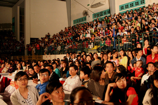 Khán phòng trong đêm Chung kết tài năng chật kín khán giả