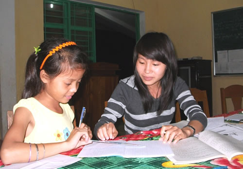 Cô giáo Nguyễn Thị Lương hướng dẫn ôn bài em học sinh này đi học sinh giỏi cấp huyện. Cô giáo Nguyễn Thị Lương hướng dẫn ôn bài em học sinh này đi học sinh giỏi cấp huyện