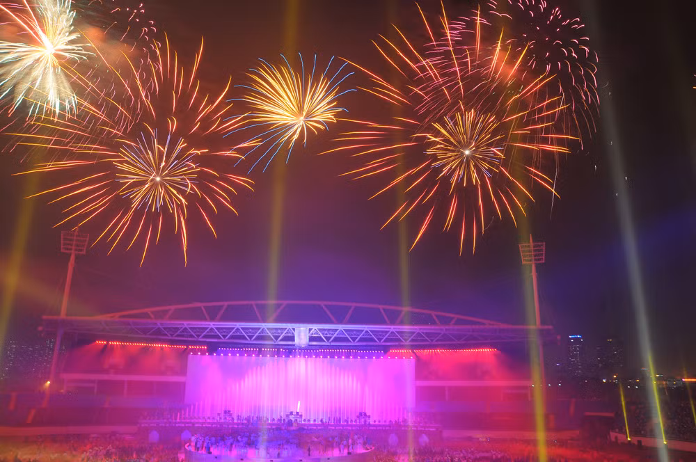Pháo hoa tỏa sáng trên sân vận động Mỹ Đình tối nay. Ảnh: Hồng Vĩnh