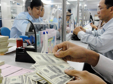 Người dân bán USD tại một ngân hàng ở TP.HCM. Ảnh: Thanh Đạm