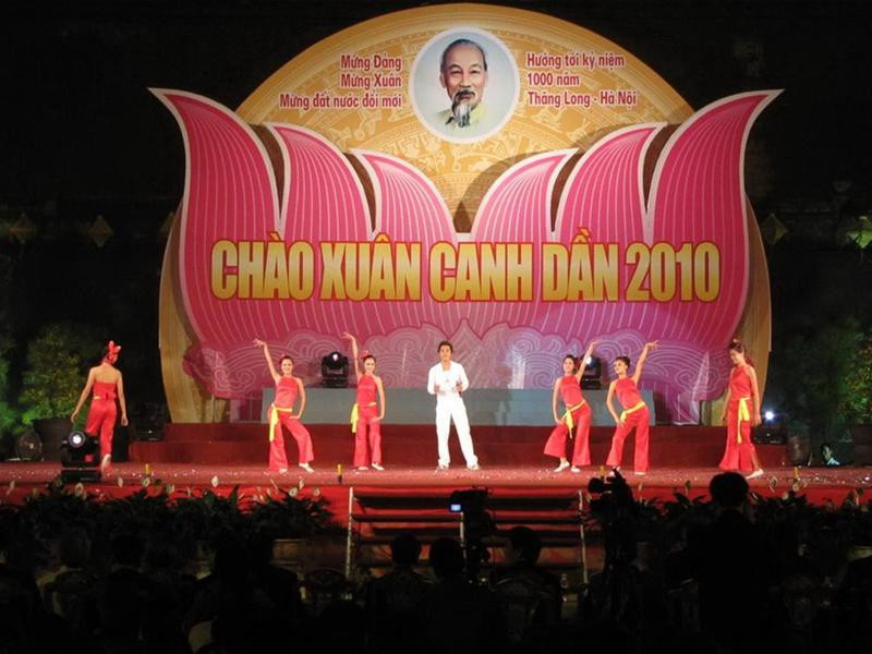 Biểu diễn văn nghệ mừng xuân. Ảnh : Ngọc Văn