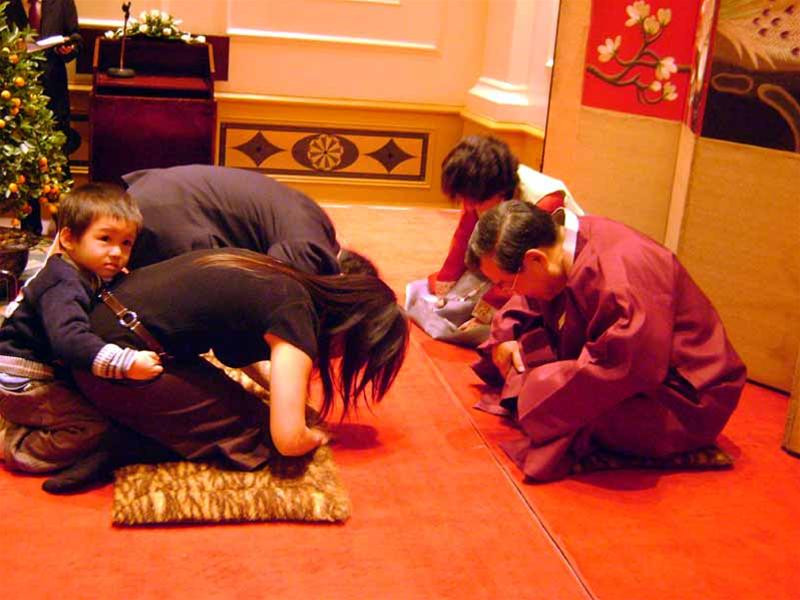 Cúi như thế này