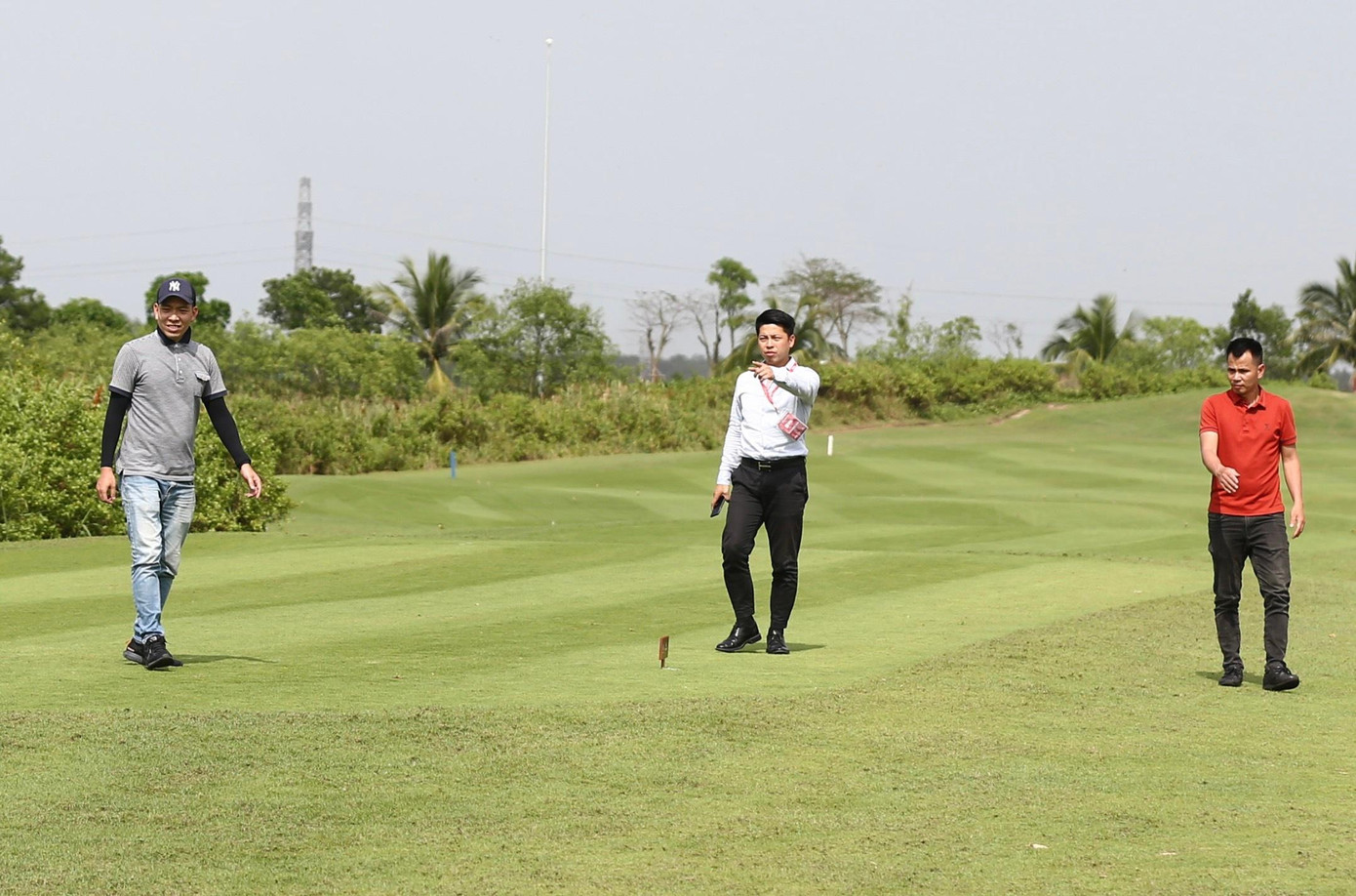 Giám đốc giải Nguyễn Thái Dương (giữa) cho biết Giải Vô địch Golf Quốc gia 2022 – Cúp VinFast cho biết mùa giải năm nay đặc biệt nhất trong lịch sử 17 năm, trở về với sân chơi đúng nghĩa là đấu trường dành cho golfer người Việt Nam tranh tài để tìm ra VĐV người Việt xuất sắc nhất.