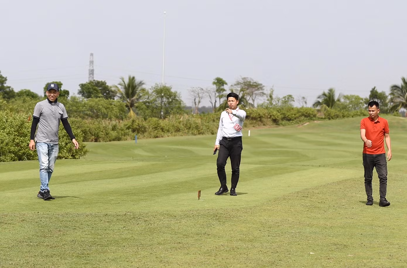 Giám đốc giải Nguyễn Thái Dương (giữa) cho biết Giải Vô địch Golf Quốc gia 2022 – Cúp VinFast cho biết mùa giải năm nay đặc biệt nhất trong lịch sử 17 năm, trở về với sân chơi đúng nghĩa là đấu trường dành cho golfer người Việt Nam tranh tài để tìm ra VĐV người Việt xuất sắc nhất.