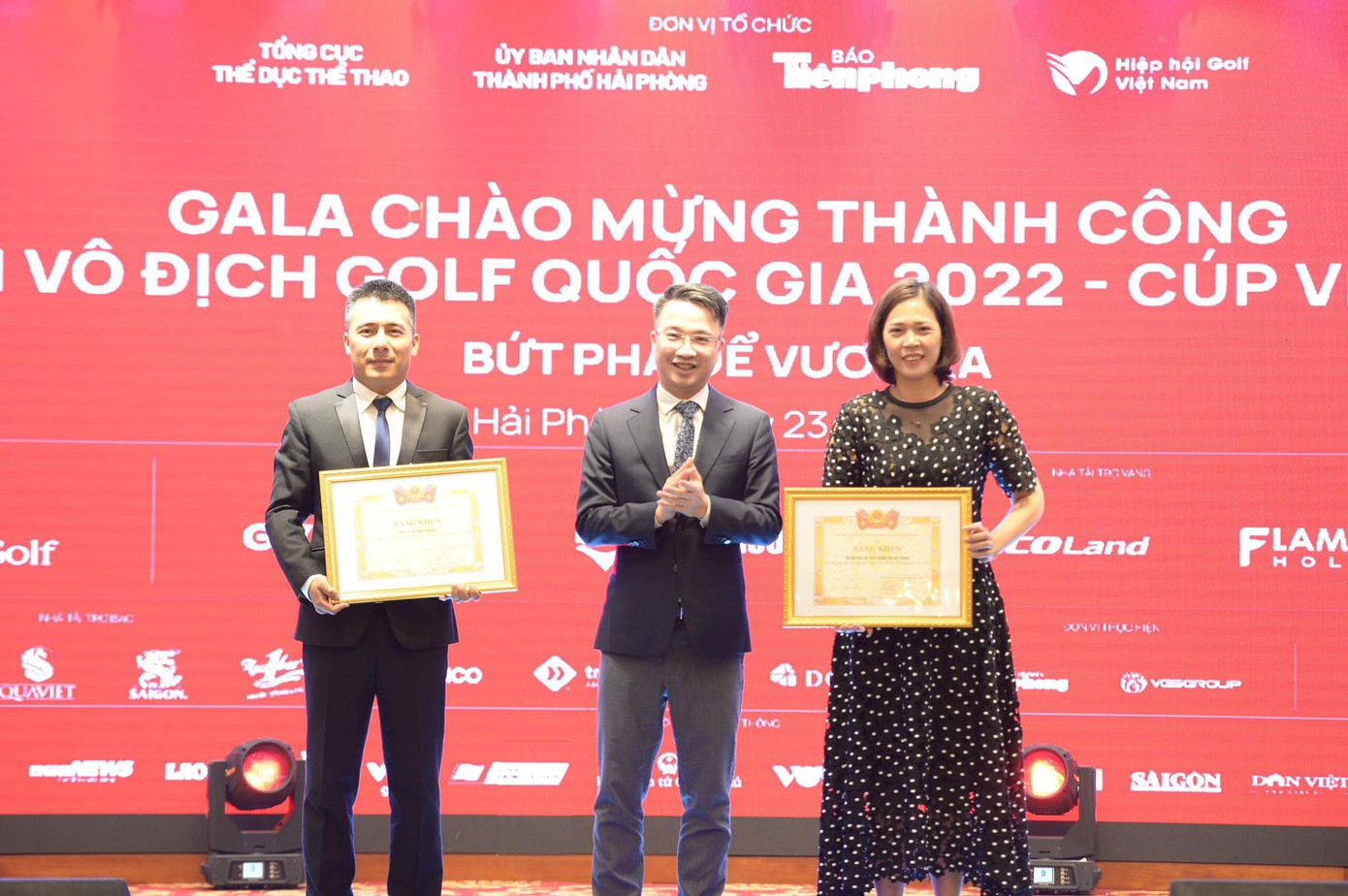 Tại chương trình, T.Ư Đoàn tặng Bằng khen cho các đơn vị đã tham gia quá trình tổ chức thành công Giải Vô địch Golf Quốc gia 2022 - Cúp VinFast.